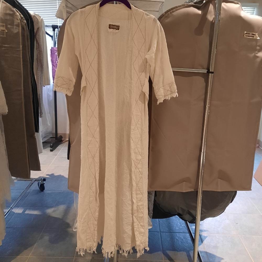 Chintamani Short Sleeve Cream Robe OS